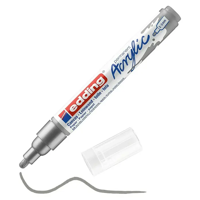 Edding Marker 5100 - Silber matt, Strichstärke: 2 mm - 3 mm - Nahaufnahme eines Edding Permanent Acrylic Markers in Silber, mit abgenommener Kappe und einer aufgetragenen Linie.
