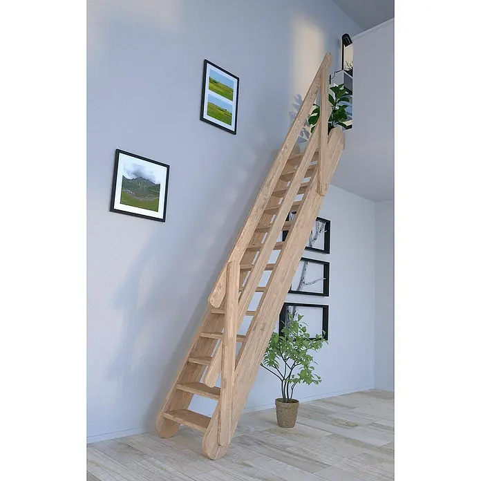 Starwood Raumspartreppe Samos - Breite: 67 cm, Eiche, Geschosshöhe: 250 cm - 285 cm, Gerade, Montageseite Geländer: Wahlweise links/rechts, Geländer Holz, Vollstufen - Eine hölzerne Dachbodentreppe mit Geländer führt zu einem oberen Bereich. Die Treppe ist in einem hellen Raum mit Bildern platziert.