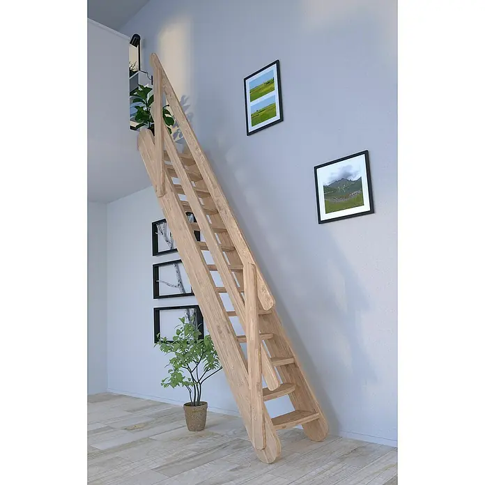 Starwood Raumspartreppe Samos - Breite: 61 cm, Eiche, Geschosshöhe: 250 cm - 285 cm, Gerade, Montageseite Geländer: Wahlweise links/rechts, Geländer Holz, Stufen wechselseitig - Eine hölzerne Dachbodentreppe, die an einer Wand mit Bildern lehnt, darunter eine Topfpflanze, die den Aufgang zum Dachboden schmückt.