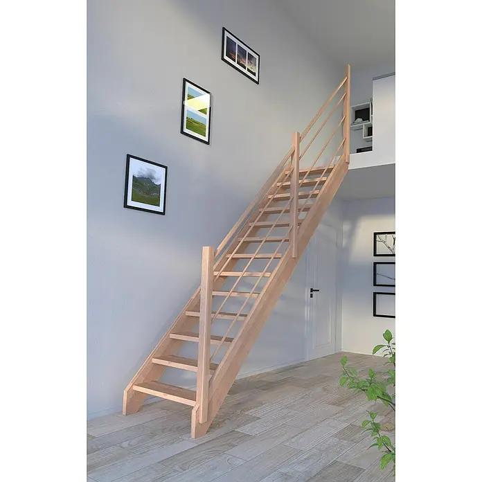 Starwood Raumspartreppe Mykonos - Breite: 81 cm, Buche, Geschosshöhe: 280 cm, Gerade, Montageseite Geländer: Rechts, Designgeländer Holz/Holz, Ohne Setzstufen - Helle Holztreppe mit Geländer und drei Bildern an der Wand. Die Treppe führt zu einer oberen Ebene mit weißen Möbeln.