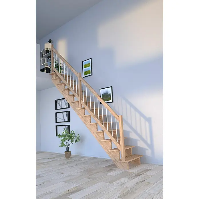 Starwood Raumspartreppe Lindos - Breite: 80 cm, Eiche, Geschosshöhe: 300 cm, Gerade, Montageseite Geländer: Wahlweise links/rechts, Geländer Holz/Edelstahl weiß, Ohne Setzstufen - Diese Aufnahme zeigt eine Holztreppe mit weißem Geländer in einem modernen Haus, die eine stilvolle und funktionale Ergänzung darstellt.