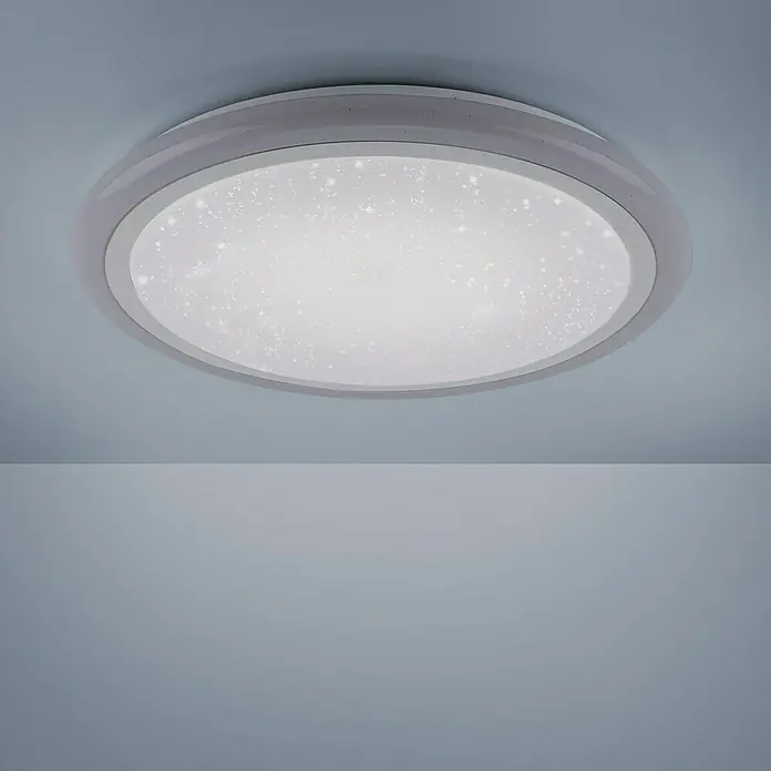 Paul Neuhaus LED-Deckenleuchte rund Luisa - 28 W, Chrom, Warmweiß - Eine runde Deckenleuchte mit einem glitzernden Sternmuster, umgeben von einem schlichten Rahmen, beleuchtet den Raum.