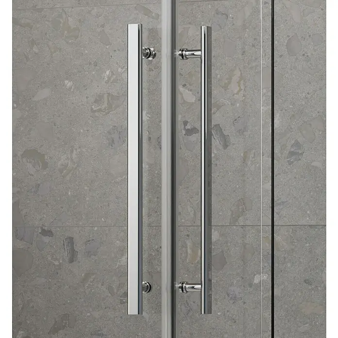 Camargue Eckdusche Top-Roller - 80 x 80 x 210 cm, Beschichtet, Silber, Glasstärke: 6 mm - Nahaufnahme von zwei eleganten, silberfarbenen Duschkabinentürgriffen vor einem grauen, gefliesten Hintergrund.