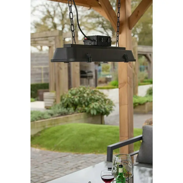 Sunred Deckenheizstrahler Royal Dark Vintage - L x B: 70 x 18 cm, 2.500 W, Schwarz - Nahaufnahme einer hängenden schwarzen Terrassenheizung mit Kettenaufhängung, die Wärme und Licht für Mahlzeiten im Freien spendet.