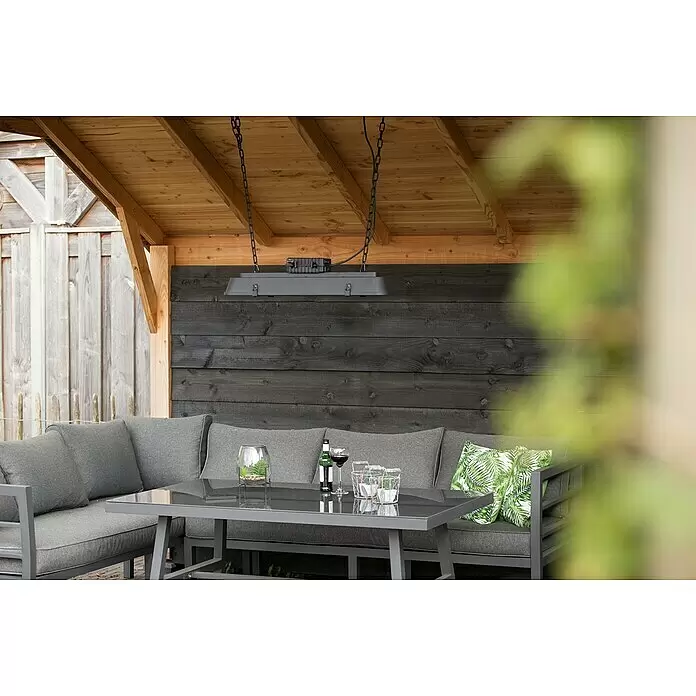 Sunred Deckenheizstrahler Royal Dark Vintage - L x B: 70 x 18 cm, 2.500 W, Schwarz - Grauer Metall-Terrassenheizer hängt an einer Holzdecke über einer Outdoor-Lounge-Sitzgruppe.