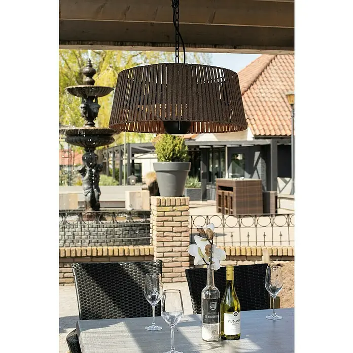 Sunred Halogen-Heizstrahler Corda hängend - Durchmesser: 60 cm, 1.800 W, Braun - Nahaufnahme einer braunen Lampenaufhängung über einem Tisch mit Weingläsern und Flaschen in einer entspannten Außenumgebung.