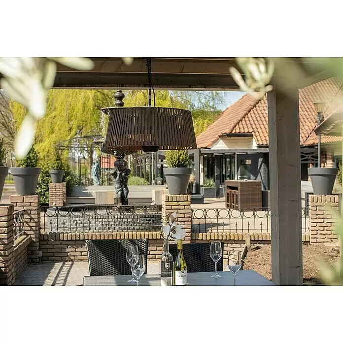 Sunred Halogen-Heizstrahler Corda hängend - Durchmesser: 60 cm, 1.800 W, Braun - Dunkelbraune geflochtene Hängelampe für den Außenbereich über einem Terrassentisch.