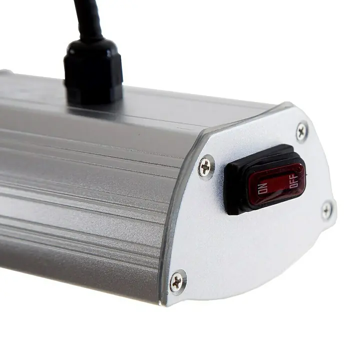 Sunred Halogen-Heizstrahler Royal Diamond - L x B: 102 x 12 cm, 3.000 W, Silbergrau - Nahaufnahme einer silbernen LED-Leuchte mit einem roten Schalter in der Aus-Position, befestigt mit vier Schrauben.