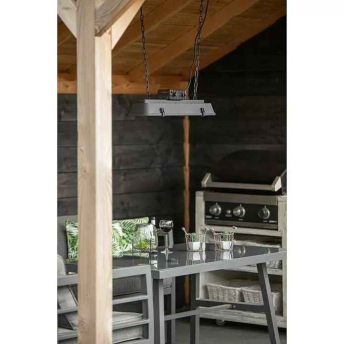 Sunred Deckenheizstrahler Royal Dark Vintage - L x B: 70 x 18 cm, 2.500 W, Schwarz - Grauer, rechteckiger Hängeheizstrahler, von einer Holzdecke in einem Outdoor-Wohnbereich hängend, spendet Wärme.