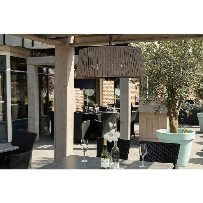 Sunred Halogen-Heizstrahler Corda hängend - Durchmesser: 60 cm, 1.800 W, Braun - Diese Aufnahme zeigt eine attraktive, braune Hängelampe im Außenbereich eines Restaurants, die für angenehmes Licht und eine stilvolle Atmosphäre sorgt.
