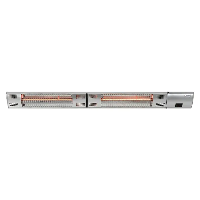 Sunred Halogen-Heizstrahler Royal DiamondL x B: 102 x 12 cm, 3.000 W, Silbergrau - Ein Sunred Infrarot-Heizstrahler, der Wärme und Komfort für Außenbereiche bietet, mit dem Schriftzug "sunred" auf der rechten Seite.