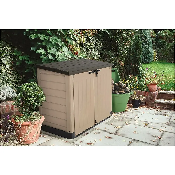 Keter Arcón Store it out Max - L x An x Al: 82 x 145,5 x 125 cm, Marrón - Imagen de una caja de almacenamiento de jardín de plástico con tapa marrón, ideal para almacenamiento en exteriores.