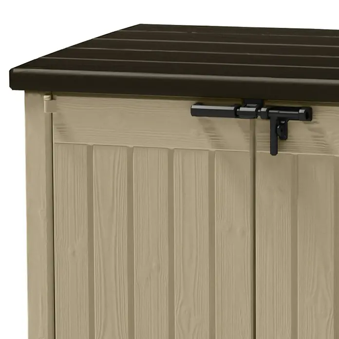 Keter Arcón Store it out Max - L x An x Al: 82 x 145,5 x 125 cm, Marrón - Primer plano de un cobertizo de jardín de plástico con estructura de madera y cerrojo negro, ideal para la organización exterior.