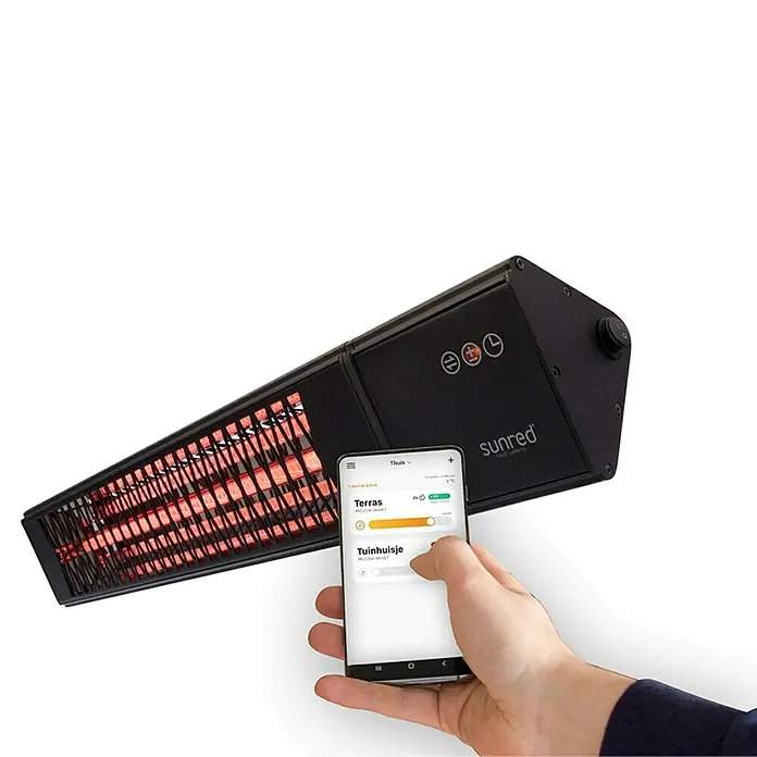Sunred Wandheizstrahler Professional Royal Diamond - 2.500 W, Schwarz, 15,5 mm x 65 cm x 13 cm - Das Bild zeigt einen Infrarotstrahler der Marke Sunred, der per Smartphone-App gesteuert wird. Moderne Heiztechnik für den Außenbereich.