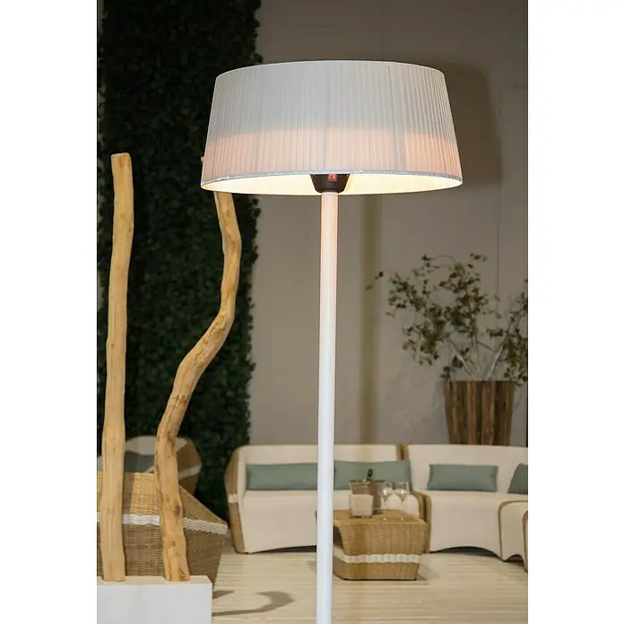 Sunred Halogen-Heizstrahler ArtixHöhe: 224 cm, Leistung: 2.100 W, Weiß - Elegante Stehlampe mit weißem Schirm und schlankem Fuß, die eine warme Atmosphäre schafft und sich perfekt in moderne Innenräume einfügt.