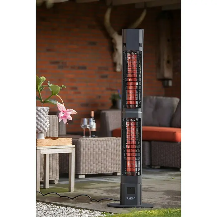 Sunred Infrarot-Heizstrahler Royal Diamond Valencia - 3.000 W, Schwarz, Höhe: 150 cm - Draußenaufnahme einer Sunred Heizstrahler für den Außenbereich, der Wärme und Ambiente für Terrassen und Gärten bietet.
