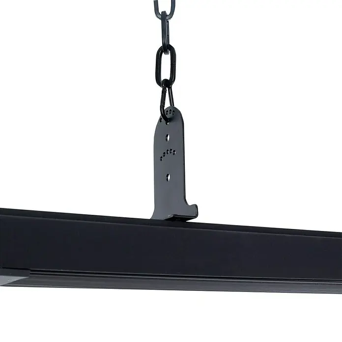 Sunred Heizstrahler Nero - 2.400 W, Schwarz, Breite: 116 cm - Nahaufnahme eines schwarzen LED-Streifens, der an einer Kette mit Befestigungselementen hängt, ideal für Beleuchtungslösungen.