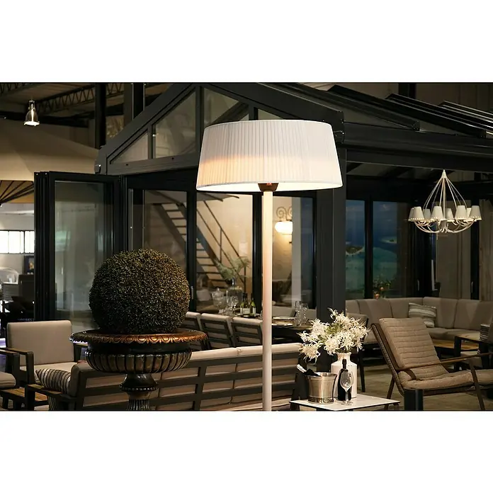 Sunred Halogen-Heizstrahler ArtixHöhe: 224 cm, Leistung: 2.100 W, Weiß - Eine elegante Stehlampe mit weißem Lampenschirm und einem schlanken, weißen Ständer, die eine gemütliche Atmosphäre erzeugt.