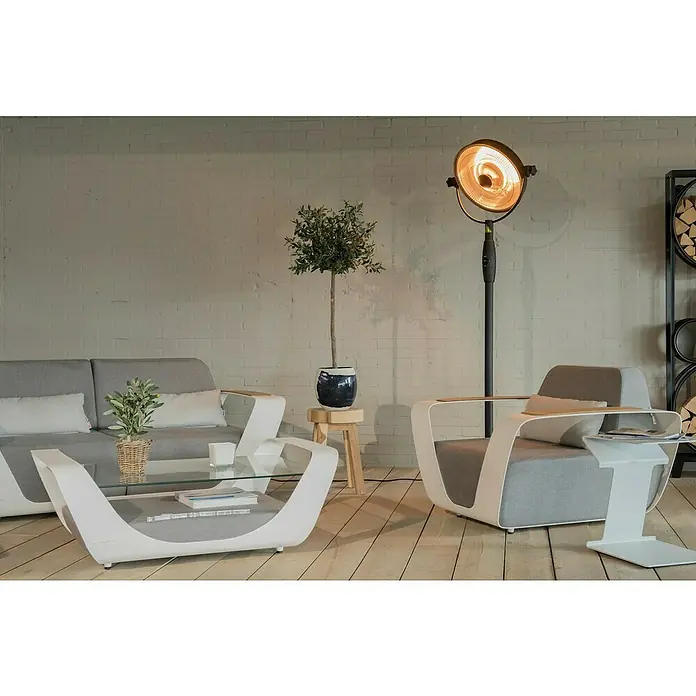 Sunred Halogen-Heizstrahler Retro - Höhe: 210 cm, 2.100 W, Schwarz - Einladendes Wohnzimmer mit modernem Sofa, Sessel, Couchtisch und einem stilvollen Heizstrahler, der Wärme und Ambiente bietet.