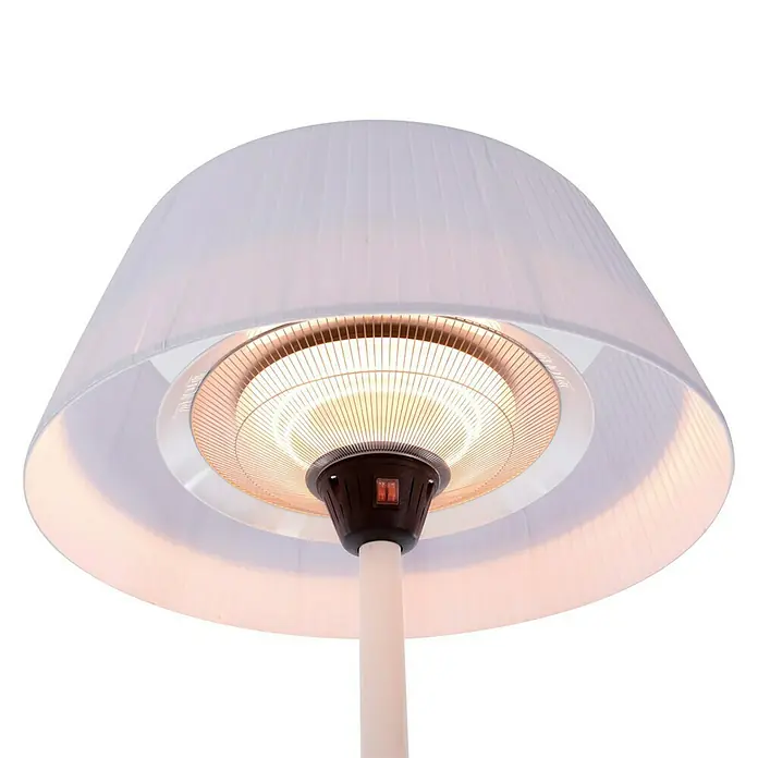 Sunred Halogen-Heizstrahler ArtixHöhe: 224 cm, Leistung: 2.100 W, Weiß - Nahaufnahme einer elektrischen Terrassenheizung mit Lampenschirm, die ein warmes Licht ausstrahlt und eine angenehme Atmosphäre erzeugt.
