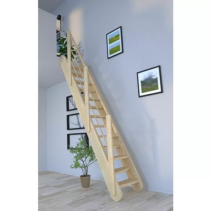 Starwood Raumspartreppe Samos - Breite: 63 cm, Fichte, Geschosshöhe: 250 cm - 285 cm, Gerade, Montageseite Geländer: Wahlweise links/rechts, Designgeländer Holz/Holz, Stufen wechselseitig - Helle Holz-Raumspartreppe mit Geländer, führt in einem Raum zu einer oberen Ebene.