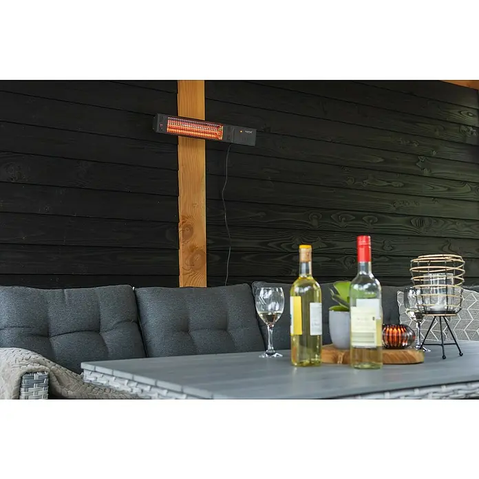 Sunred Halogen-Heizstrahler Fortuna - Breite: 53 cm, 1.500 W, Schwarz - Eine Nahaufnahme einer Terrasse mit einer schwarzen Wandheizung und einem Tisch mit Wein und Gläsern.