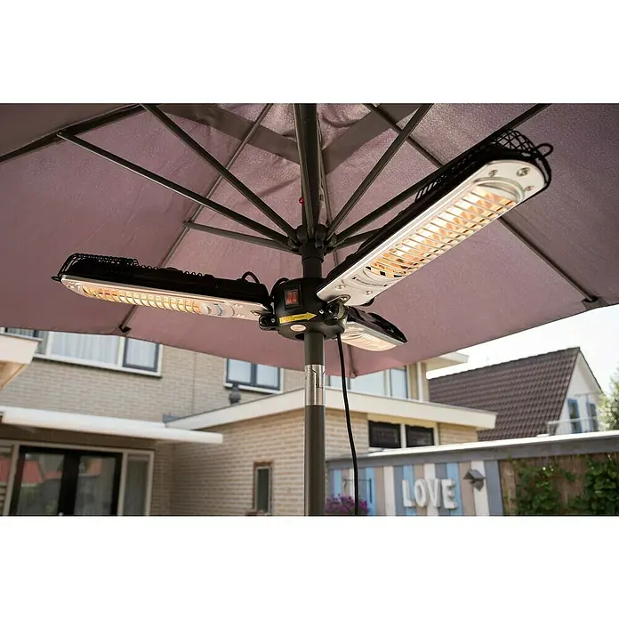 Sunred Halogen-Heizstrahler Parasol - Durchmesser: 45,5 cm - 100 cm, 2.000 W, Schwarz - Eine Nahaufnahme eines Sonnenschirmheizstrahlers mit drei Heizkörpern, montiert unter einem grauen Sonnenschirm im Außenbereich.