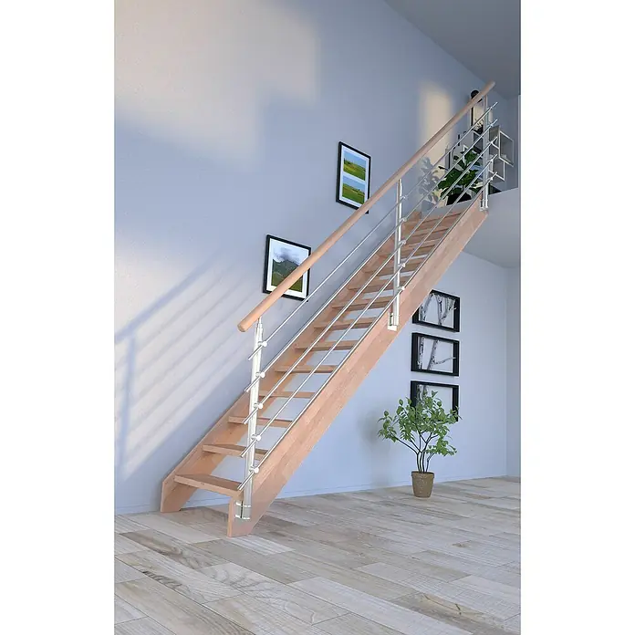 Starwood Raumspartreppe Mykonos - Breite: 85 cm, Buche, Geschosshöhe: 280 cm, Gerade, Montageseite Geländer: Wahlweise links/rechts, Designgeländer Edelstahl, Ohne Setzstufen - Eine elegante Holztreppe mit Edelstahlgeländer, die in einem hellen Raum mit Parkettboden und einigen Bildern an der Wand steht.