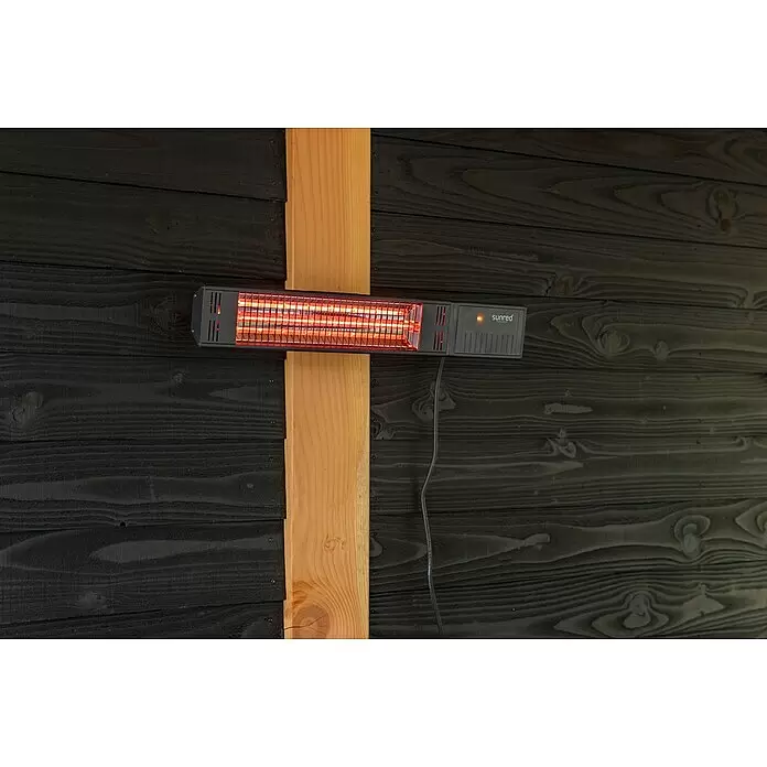 Sunred Halogen-Heizstrahler Fortuna - Breite: 53 cm, 1.500 W, Schwarz - Dunkelgrauer Sunred Infrarot-Heizstrahler mit rot glühenden Elementen, an einem Holzbalken montiert.