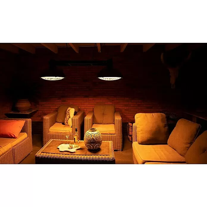 Sunred Halogen-Heizstrahler Indus - L x B: 132 x 42,5 cm, 3.000 W, Schwarz - Gemütliche Outdoor-Lounge-Möbel aus Korbgeflecht mit hellen Polstern, eingerichtet für abendliche Entspannung mit Getränken und warmer Beleuchtung.