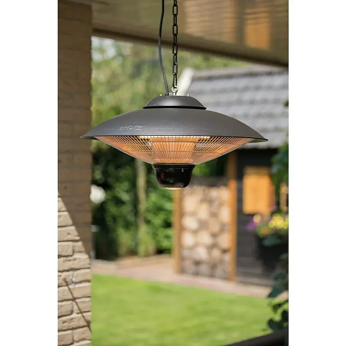 Sunred Halogen-Heizstrahler Sirius - Durchmesser: 58,5 cm, 2.100 W, Schwarz - Nahaufnahme einer hängenden Heizstrahler für den Außenbereich mit Kettenaufhängung, der Wärme und Komfort im Freien bietet.