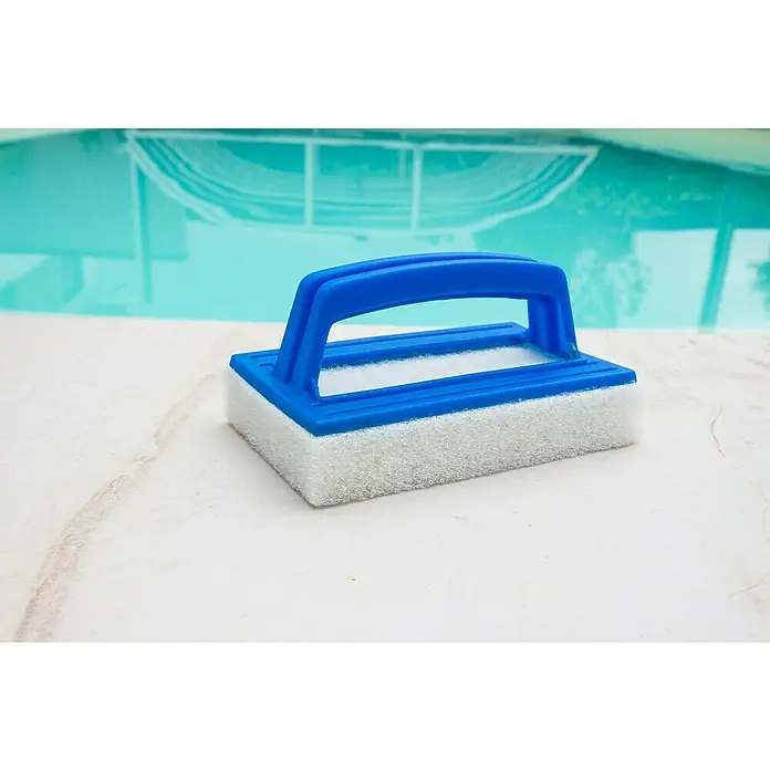 Steinbach Poolbürste - Kunststoff, Blau/Weiß - Nahaufnahme eines Poolreinigers mit blauem Griff und weißem Schwamm, der auf einer hellen Oberfläche vor einem Schwimmbad steht.