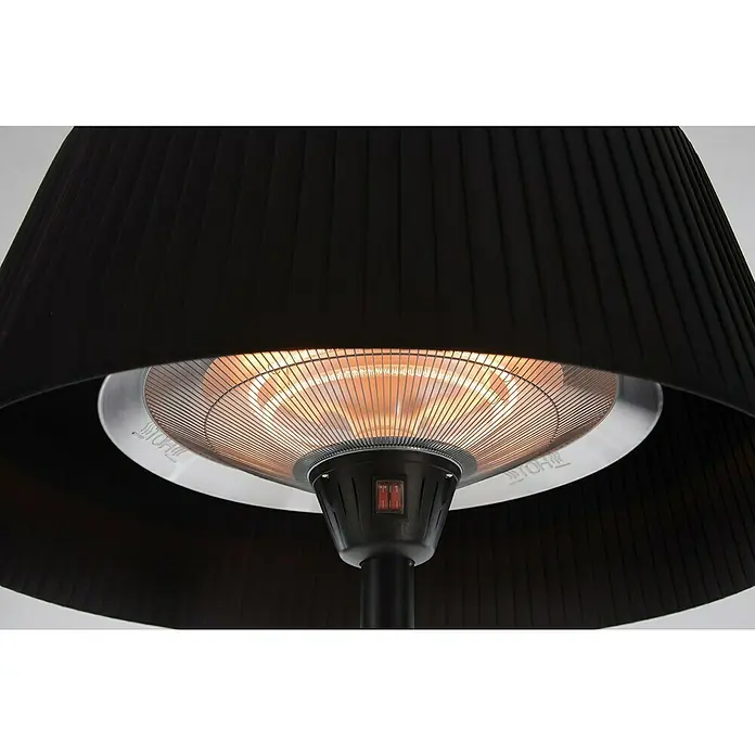 Sunred Halogen-Heizstrahler ArtixHöhe: 224 cm, Leistung: 2.100 W, Schwarz - Nahaufnahme einer eingeschalteten, schwarzen Terrassenheizung mit Lampenschirm, die Wärme abstrahlt.