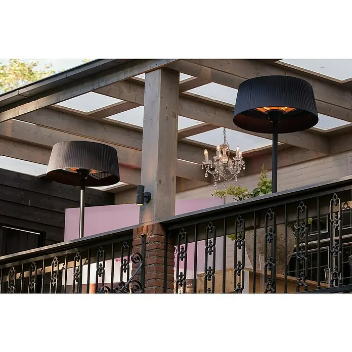 Sunred Halogen-Heizstrahler Artix - Höhe: 224 cm, Leistung: 2.100 W, Schwarz - Stimmungsvolle Außenaufnahme mit zwei eleganten Heizstrahlern unter einer Pergola, die für eine angenehme Atmosphäre im Freien sorgen.