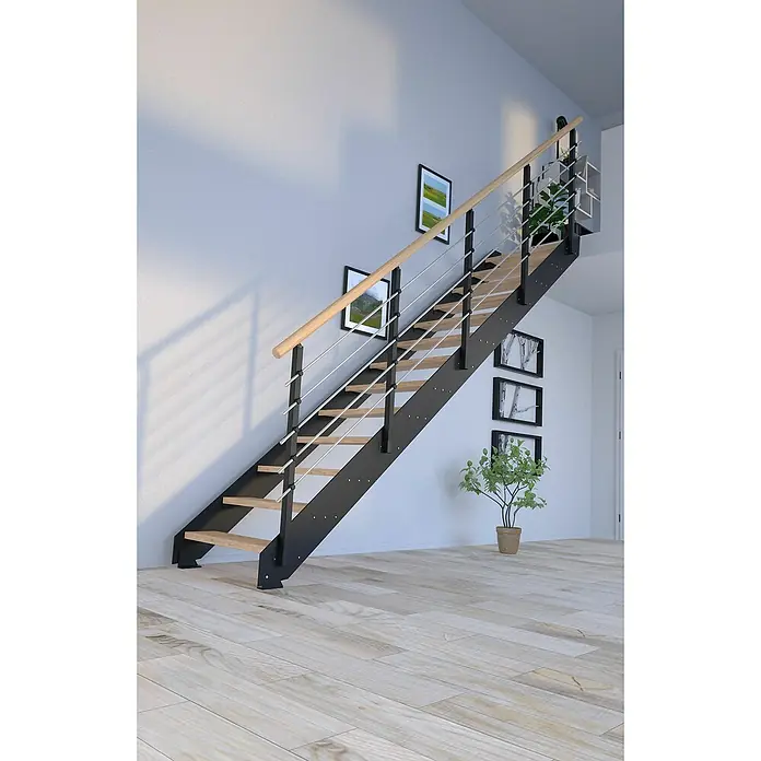 Starwood Wangentreppe KosFarbton Metall: RAL 9005, Breite: 106 cm, Eiche Rustik, Geschosshöhe: 220 cm - 280 cm, Gerade, Metallgeländer pulverbeschichtet, Stufen farblos geölt - Moderne Treppe mit Holzstufen, schwarzem Geländer und Edelstahlseilen vor einer Wand mit Bildern und einer Zimmerpflanze.