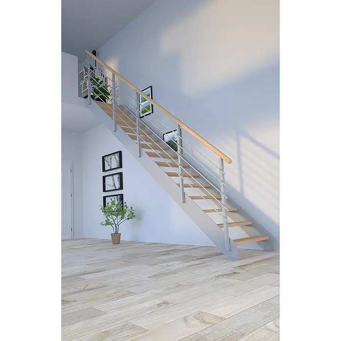 Starwood Wangentreppe KosFarbton Metall: RAL 9006, Breite: 106 cm, Eiche, Geschosshöhe: 260 cm - 320 cm, Gerade, Metallgeländer pulverbeschichtet, Stufen unbehandelt - Ein helles, modernes Treppenhaus mit einer offenen Treppe aus Holz und Metall, die zu einem stilvollen, minimalistischen Wohnambiente beiträgt.