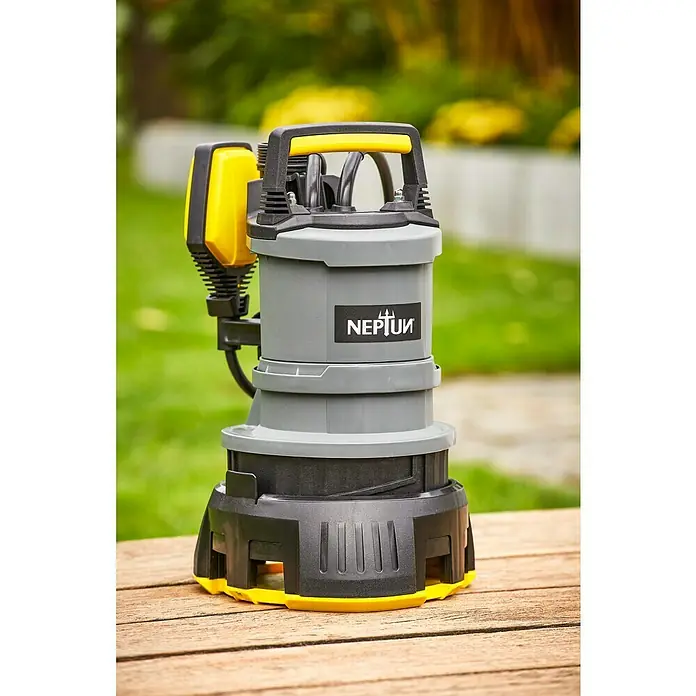 Neptun Bomba para aguas sucias NKSP-E52 - 520 W, Capacidad de bombeo máx.: 13.500 l/h - Primer plano de una bomba sumergible NEPTUN gris y amarilla sobre una superficie de madera en el exterior.