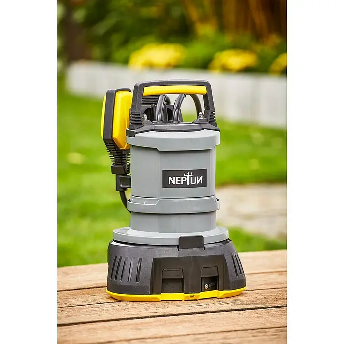 Neptun Abwasserpumpe NKSP-E 52 2in1 - 520 W, Max. Fördermenge: 13.500 l/h - Graue und gelbe NEPTUN-Tauchpumpe auf einer Holzoberfläche vor verschwommenem Grün.