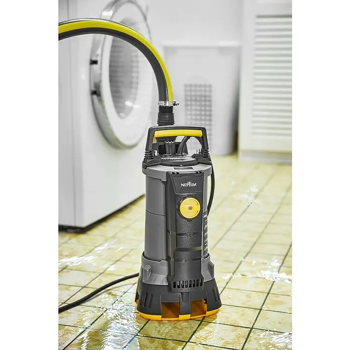 Neptun Schmutzwasserpumpe NSP-E 70 SENSOR - 700 W, Max. Fördermenge: 17.600 l/h, Eintauchtiefe: 5 m - Die Neptun-Schmutzwasserpumpe steht auf einem gefliesten Boden, angeschlossen an einen Schlauch und bereit für den Einsatz.
