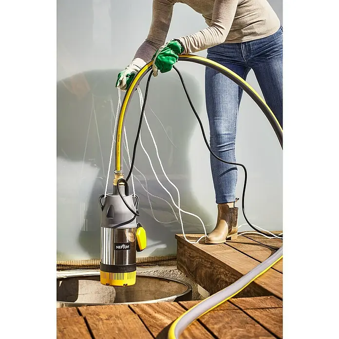 Neptun Bomba sumergible de presión NTP-E 80 - Capacidad de bombeo máx.: 6.000 l/h, Altura de transporte máx.: 32 m - Una bomba sumergible se baja a un pozo con una manguera y una cuerda. La bomba Neptun es amarilla, plateada y gris.