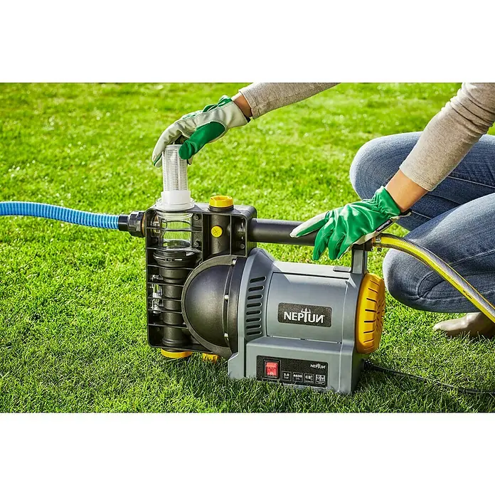 Neptun Gartenpumpe NGP-E 120 - 1.200 W, Max. Fördermenge: 4.600 l/h - Die Neptun Gartenpumpe wird auf einem grünen Rasen installiert. Sie ist mit einem Filter und Schläuchen verbunden und einsatzbereit.