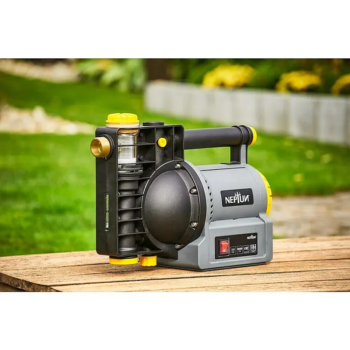 Neptun Gartenpumpe NGP-E 120 - 1.200 W, Max. Fördermenge: 4.600 l/h - Die Neptun Gartenpumpe auf einem Holztisch, ideal für die Gartenbewässerung und Wasserförderung mit zuverlässiger Leistung.