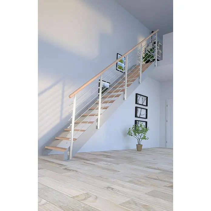 Starwood Wangentreppe KosFarbton Metall: RAL 9006, Breite: 108 cm, Buche, Geschosshöhe: 260 cm - 320 cm, Gerade, Designgeländer unbehandelt, Stufen unbehandelt - Diese Aufnahme zeigt eine Treppe mit Holzstufen und einem Geländer aus Edelstahl, das an einer weissen Wand montiert ist.