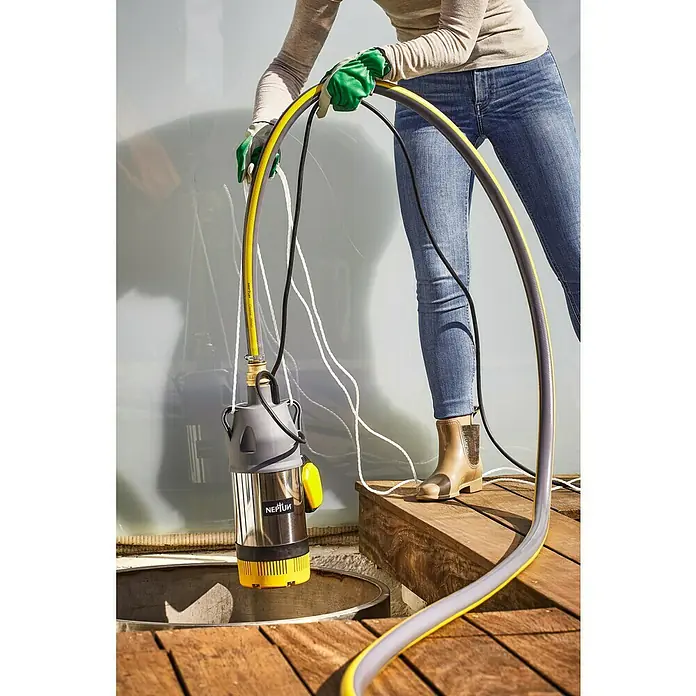 Neptun Drucktauchpumpe NTP-E 80 - 800 W, Max. Fördermenge: 6.000 l/h - Eine Neptun-Tauchpumpe wird in einen Schacht abgesenkt. Gelbes Kabel und eine Person mit grünen Handschuhen sind sichtbar.