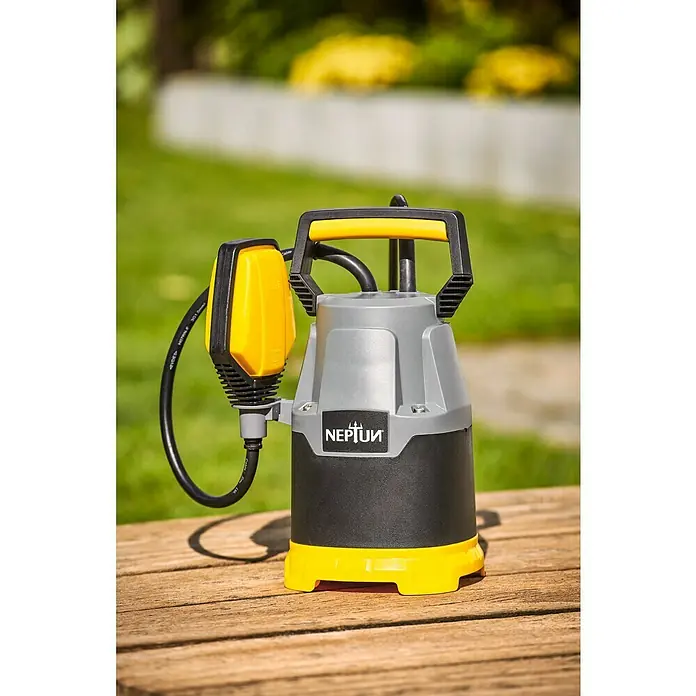 Neptun Klarwasser-Tauchpumpe NKP-E 22 - 220 W, Max. Fördermenge: 7.500 l/h - Eine kompakte Neptun Schmutzwasserpumpe mit gelben Details steht auf einem Holztisch vor grünem Hintergrund.