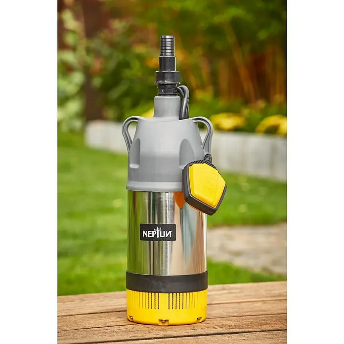 Neptun Drucktauchpumpe NTP-E 80 - 800 W, Max. Fördermenge: 6.000 l/h - Eine Neptun-Tauchpumpe auf einem Holztisch, ideal für den Einsatz im Garten zur Entwässerung und Bewässerung.
