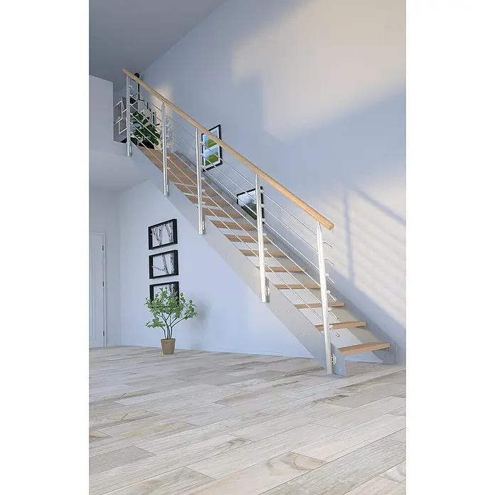 Starwood Wangentreppe Kos - Farbton Metall: RAL 9006, Breite: 108 cm, Eiche, Geschosshöhe: 260 cm - 320 cm, Gerade, Designgeländer unbehandelt, Stufen unbehandelt - Eine moderne Treppe mit Holzstufen und einem Geländer aus Edelstahl, die sich elegant in ein helles Interieur einfügt.