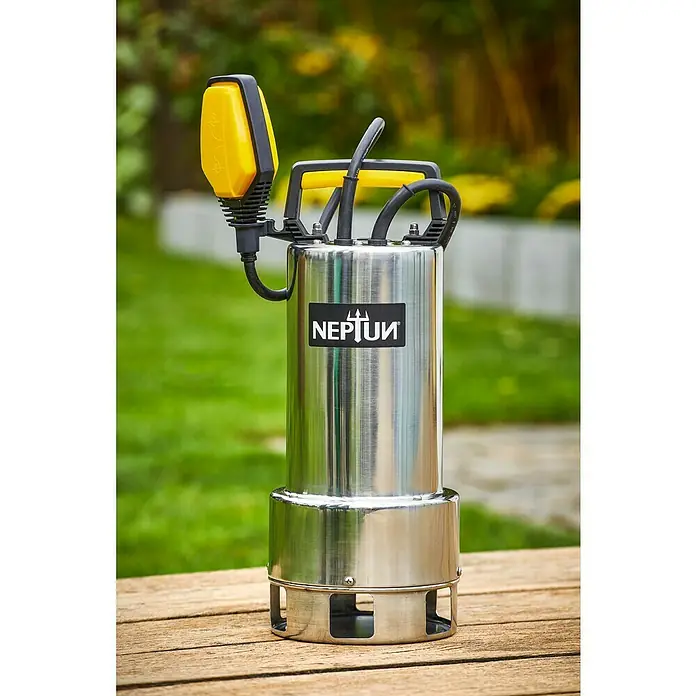 Neptun Schmutzwasserpumpe NSP-E 95 INOX - 900 W, Max. Fördermenge: 18.200 l/h, Eintauchtiefe: 5 m - Neptun-Tauchpumpe in Edelstahl auf einer Holzoberfläche vor einem grünen Hintergrund. Das Gerät ist robust und für anspruchsvolle Aufgaben geeignet.
