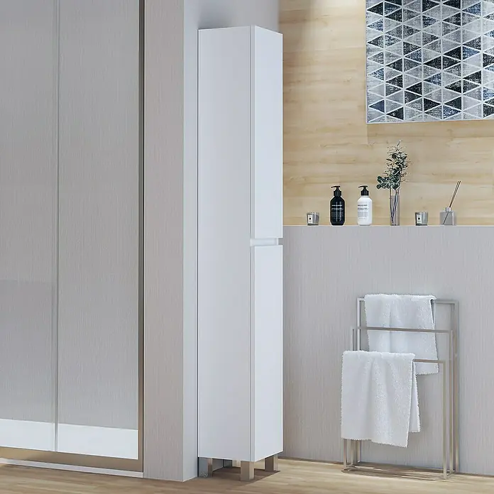 Artysan Armario alto de baño Inca - 24,6 x 26,5 x 173 cm, Blanco - La imagen muestra un armario alto de baño blanco junto a un armario de pared gris, ideal para un almacenamiento elegante y un diseño moderno.