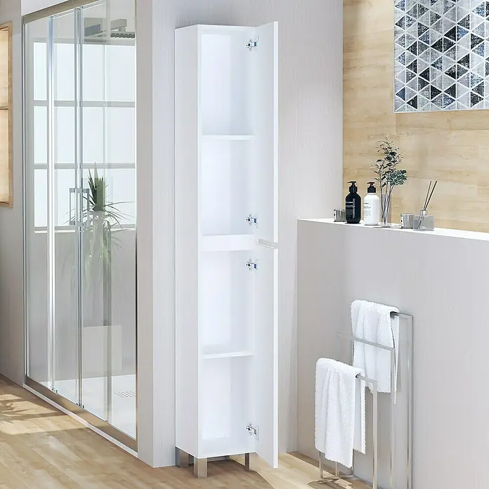 Artysan Armario alto de baño Inca - 24,6 x 26,5 x 173 cm, Blanco - Imagen de un mueble de baño blanco con puerta abierta, que muestra estantes, junto a una moderna cabina de ducha y un toallero.
